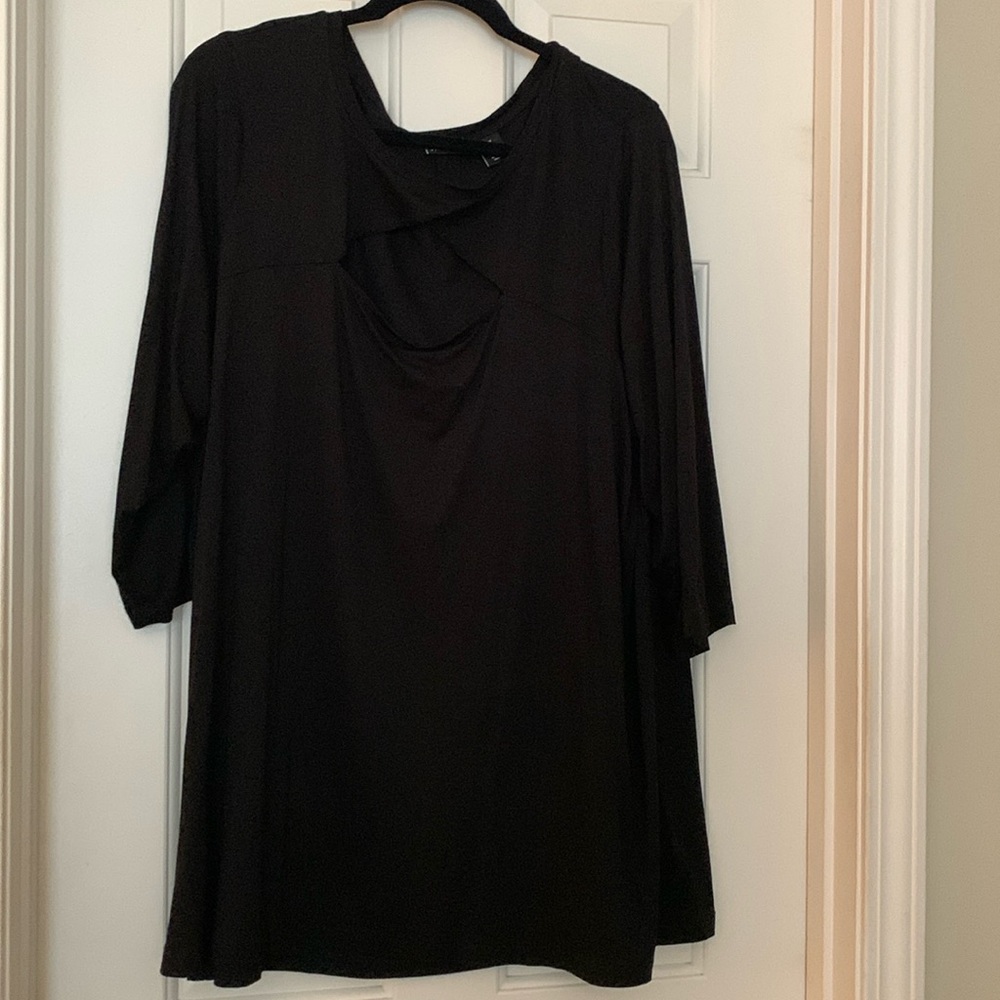 Jones New York, elbow link tunic with keyhole. Lightweight and cool, in black.